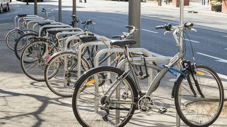 Imatge pels mitjans: Instal-lació de punts d'ancoratge per a bicicletes (alla on faltin)