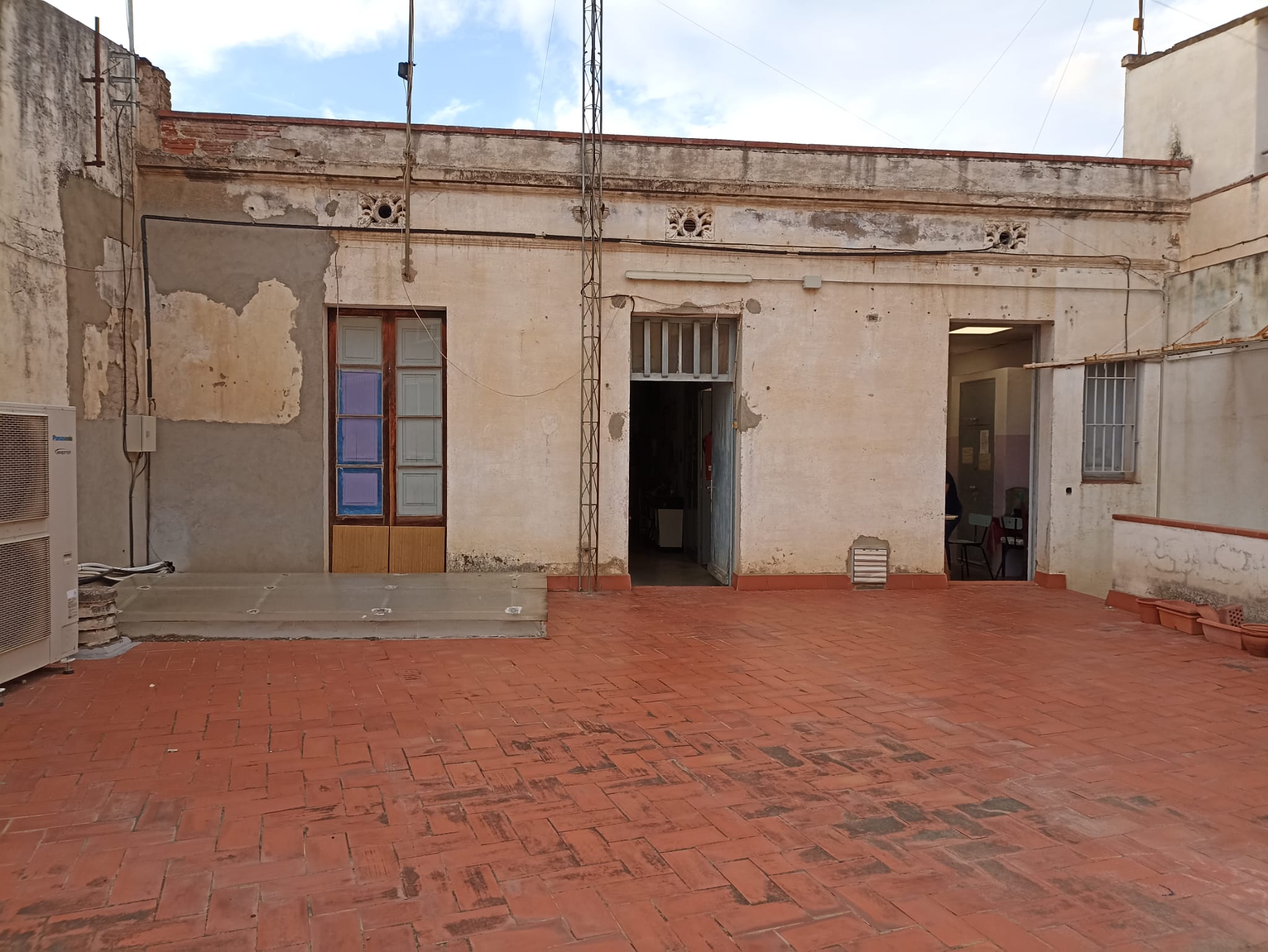 Imatge pels mitjans: Tendall terrassa local associació dones