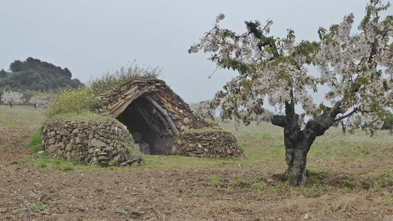 Imatge pels mitjans: Construcció de barraca olesana de pedra seca en espai públic