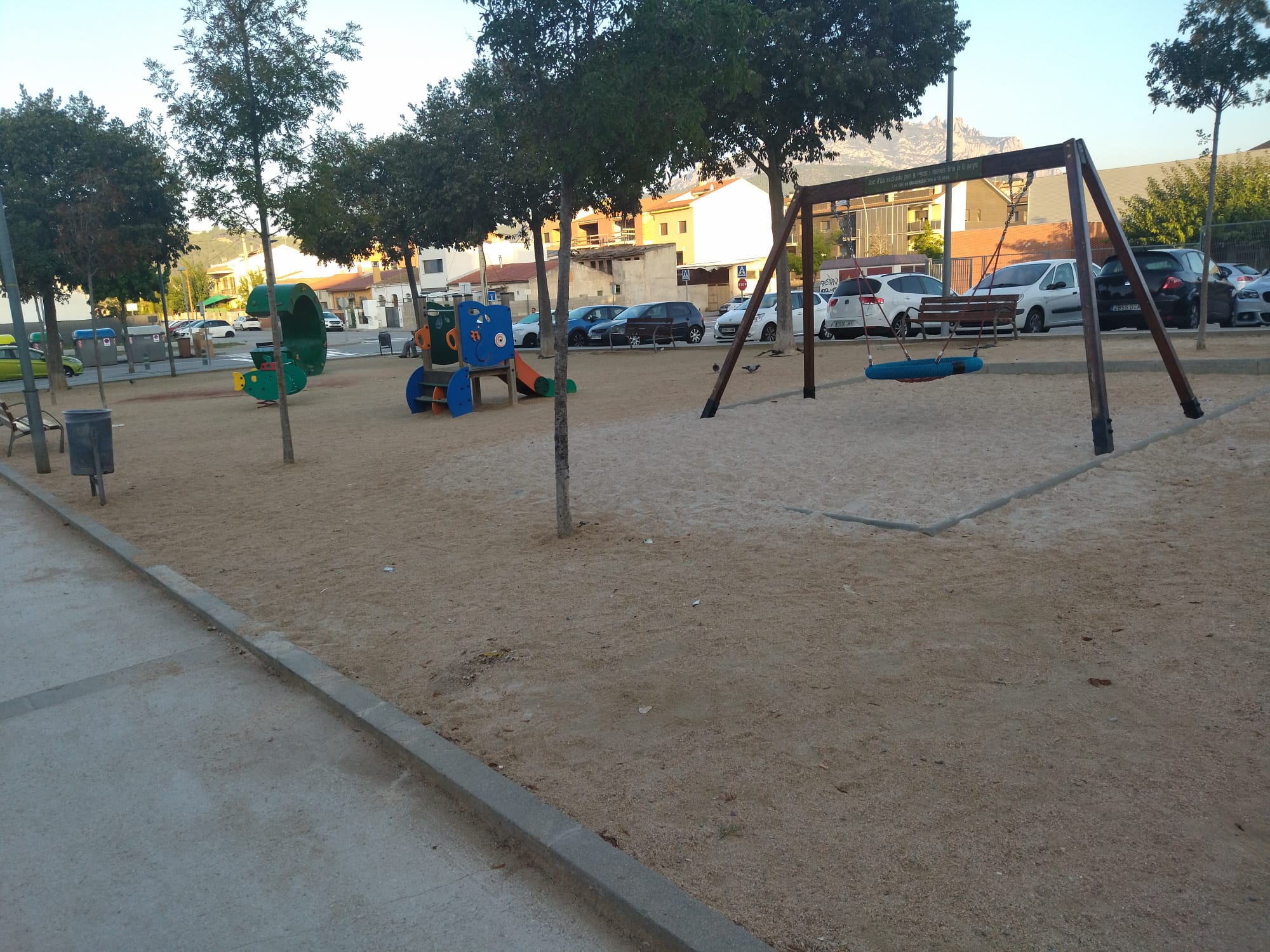 Imatge pels mitjans: Millorem el final dels closos (Parc infantil i descampat)