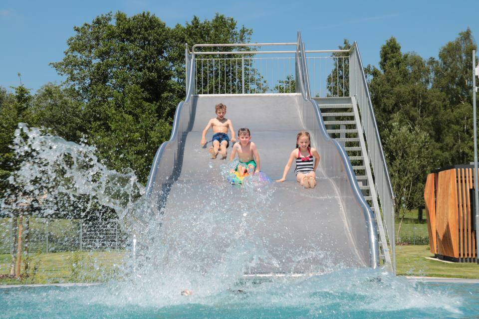 Imatge pels mitjans: Instal·lació tobogans  acuatics a la piscina municipal d’estiu