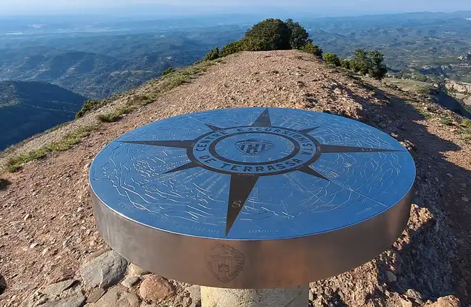 Imatge pels mitjans: Panells panoràmics amb informació geogràfica, en espais emblemàtics com cims i altres llocs amb vistes