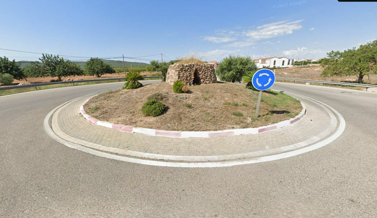 Imatge pels mitjans: Construcció de barraca olesana de pedra seca en espai públic