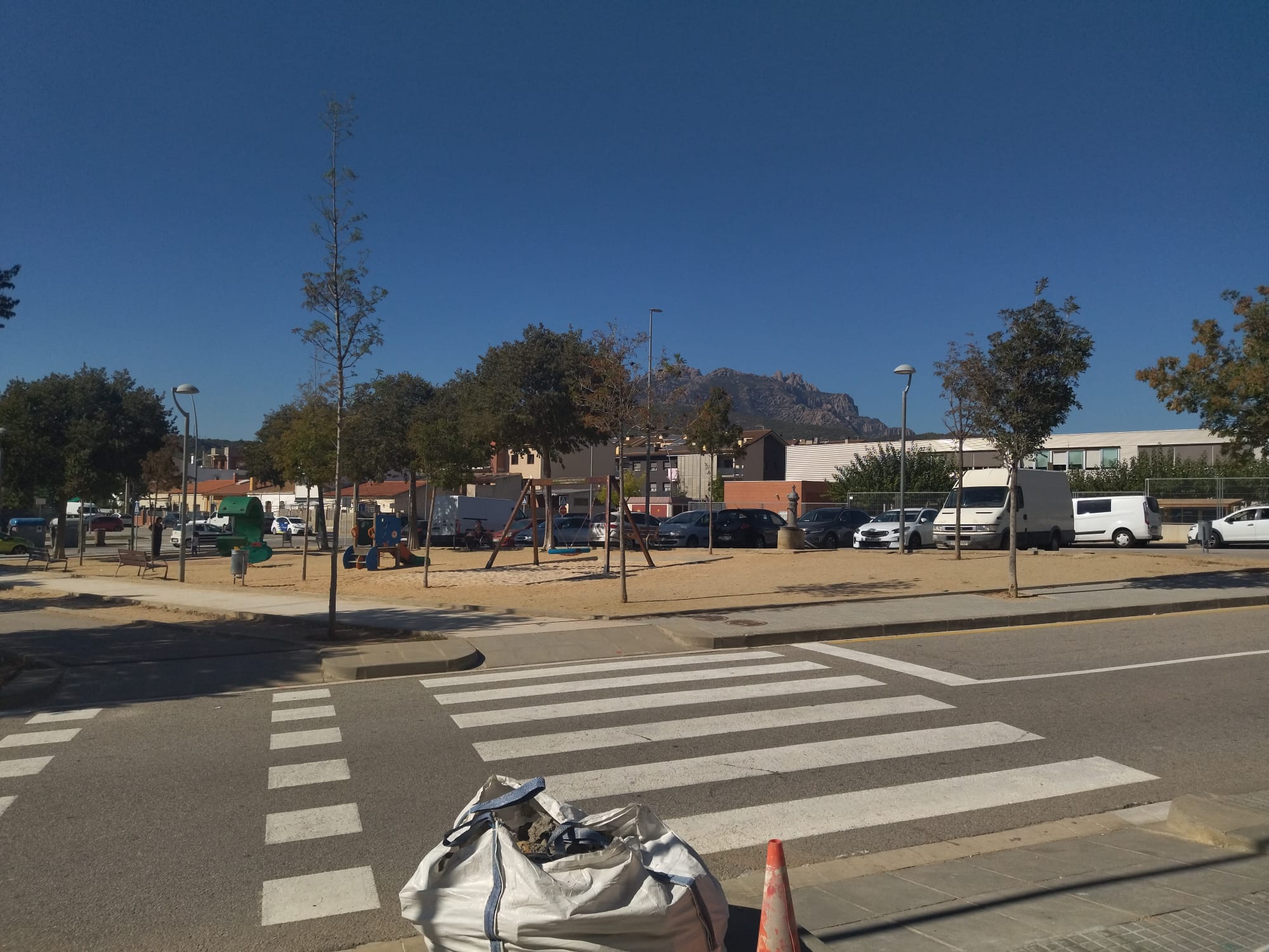 Imatge pels mitjans: Millorem el final dels closos (Parc infantil i descampat)