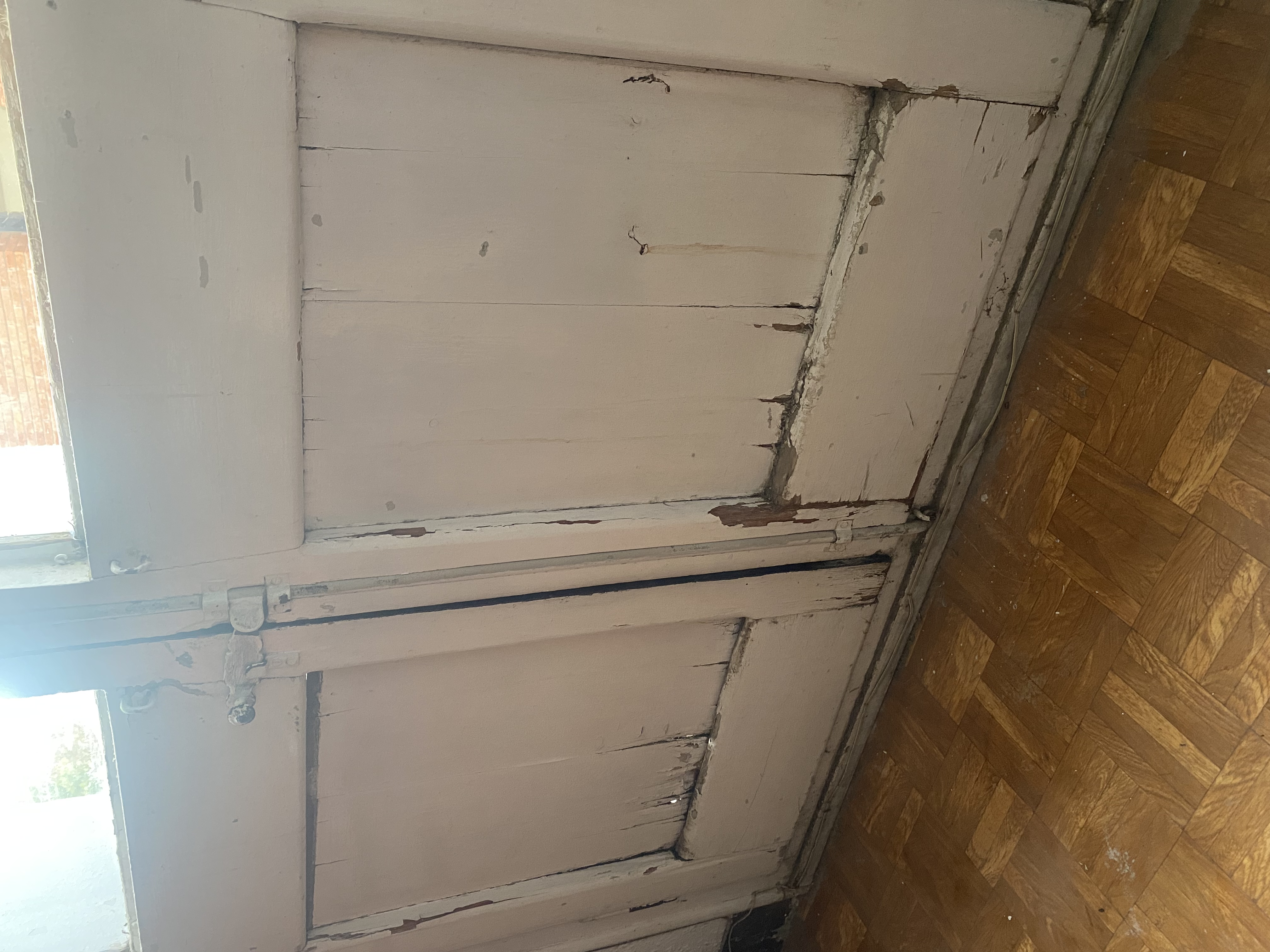 Imatge pels mitjans: Pintar portes i arreglar-les